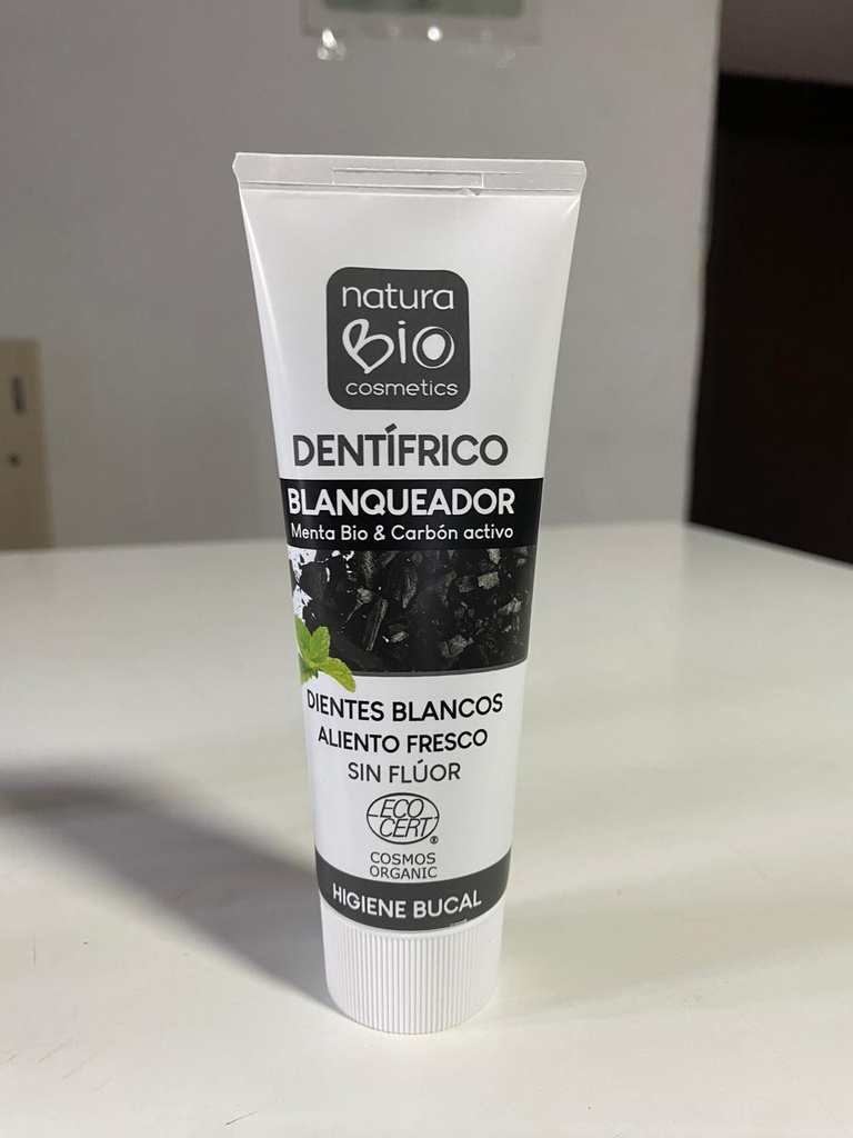Dentífrico blanqueador Menta bio y Carbón activo -75ml - NaturaBio